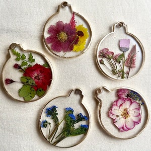 Pressed Flower Resin Ornament: Gold Rim Holiday Decor