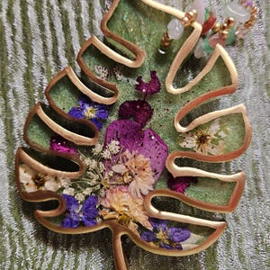 Leaf pressed flower in resin ornament